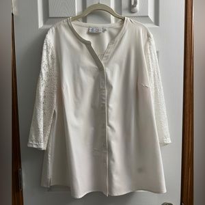👖👖Denim & Company Large White “lace” sleeved blouse.